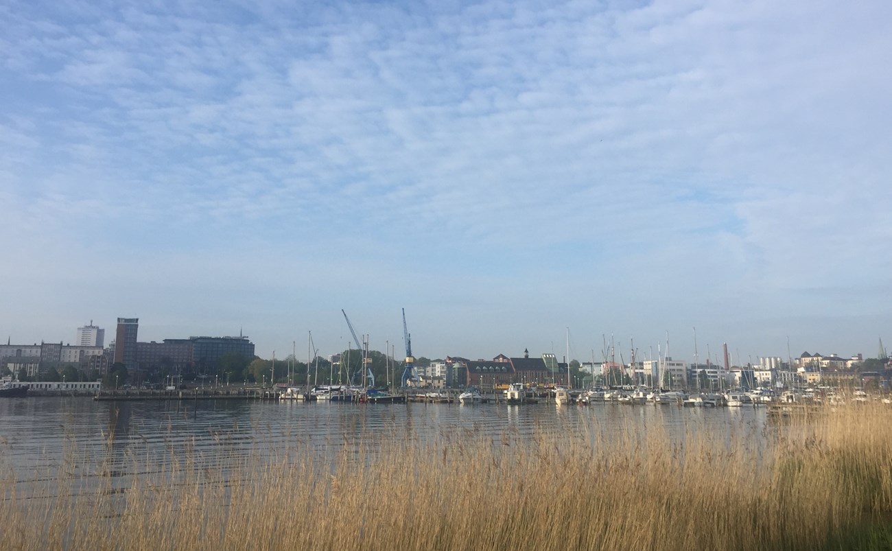 Blick vom Gehlsdorfer Ufer über die Warnow auf die Hansestadt Rostock 