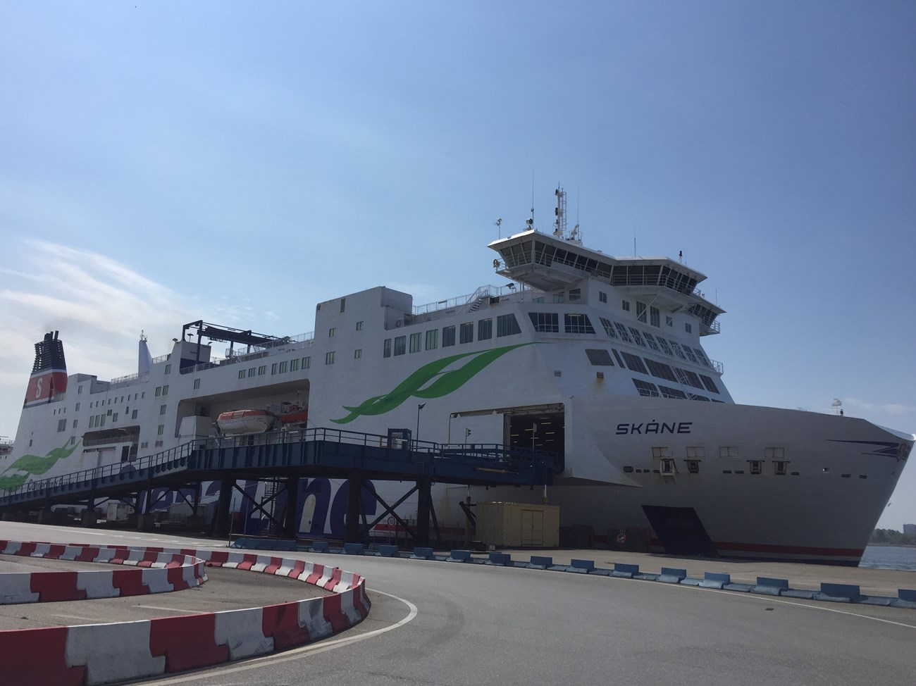 Das Fährschiff namens "Skane" wird uns innerhalb von sechs Stunden von Rostock nach Trelleborg befördern 