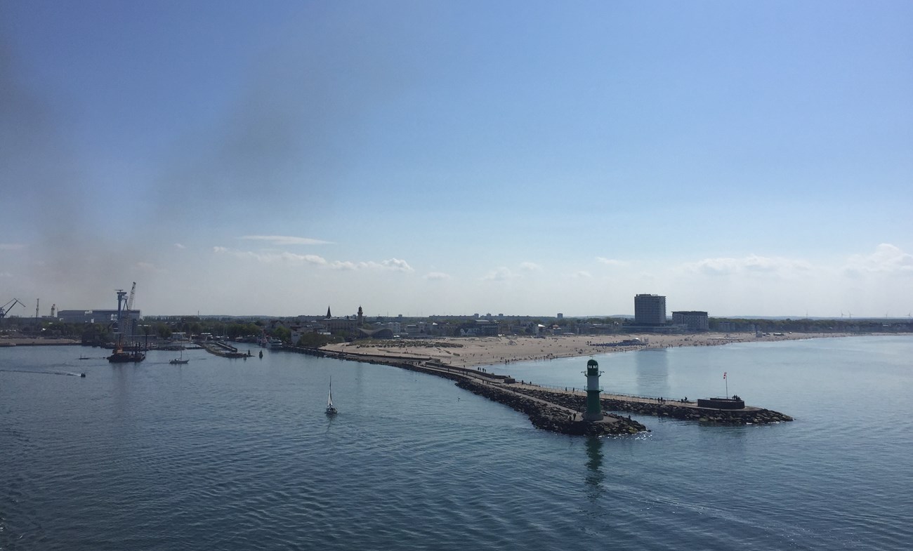 Blick zurück auf Warnemünde und den dort vorhandenen sensationellen Sandstrand; ein spezieller Gruß geht in diesem Zusammenhang an AP aus DD; bis neulich!