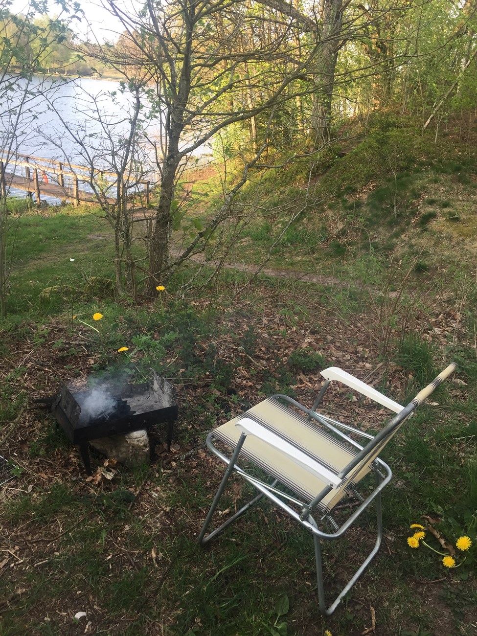 Grillen (Thüringer Rostbratwürste, dazu der gute Senf aus dem Hause Born, natürlich) am "Verkasjön", bei Kristinehov 