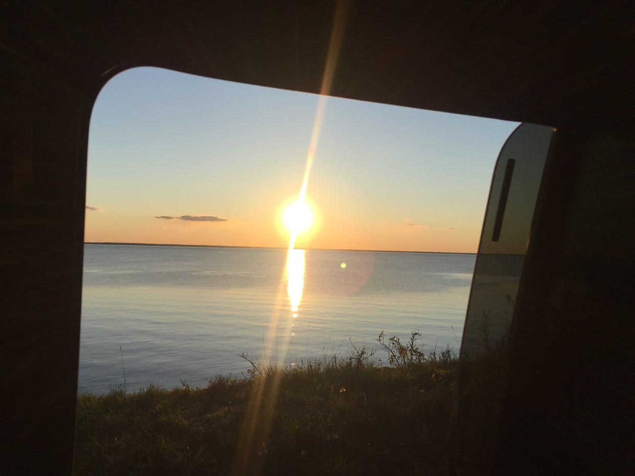 Öland, Schweden: Blick aus dem Bus heraus auf das eindrucksvolle Szenario des fulminanten Sonnenuntergangs