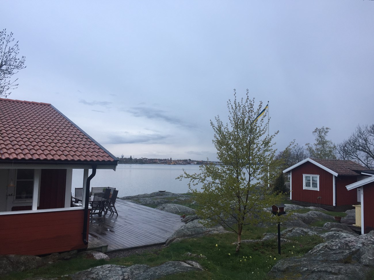 Genau so ein schmuckes kleines Häuschen wie hier auf der Insel Gräsö (gegenüber: die malerische Kleinstadt Öregrund) wäre genau nach unserem Geschmack