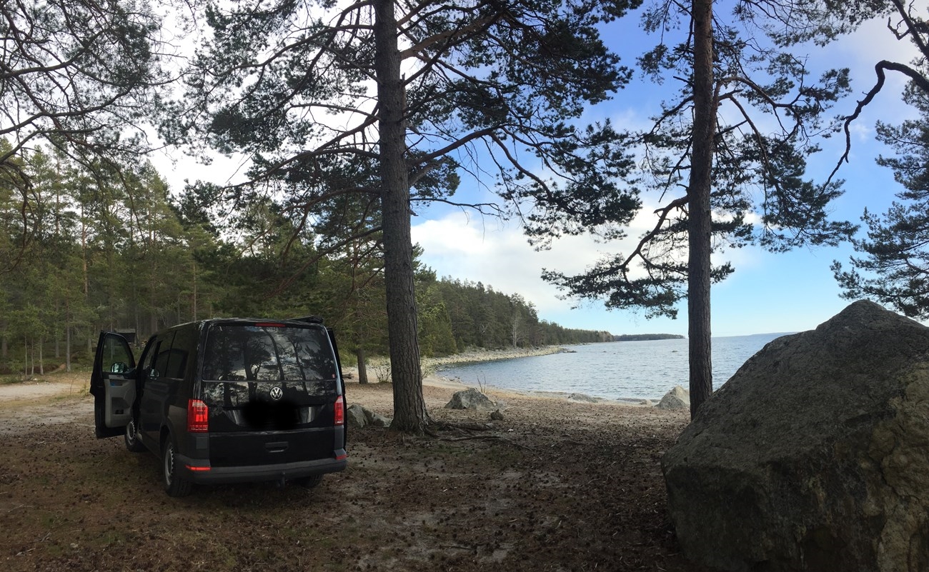 Bus in Penn-Park-Position, auf der Halbinsel Hornslandet knapp nördlich von Hudiksvall (Schweden, Ostküste)