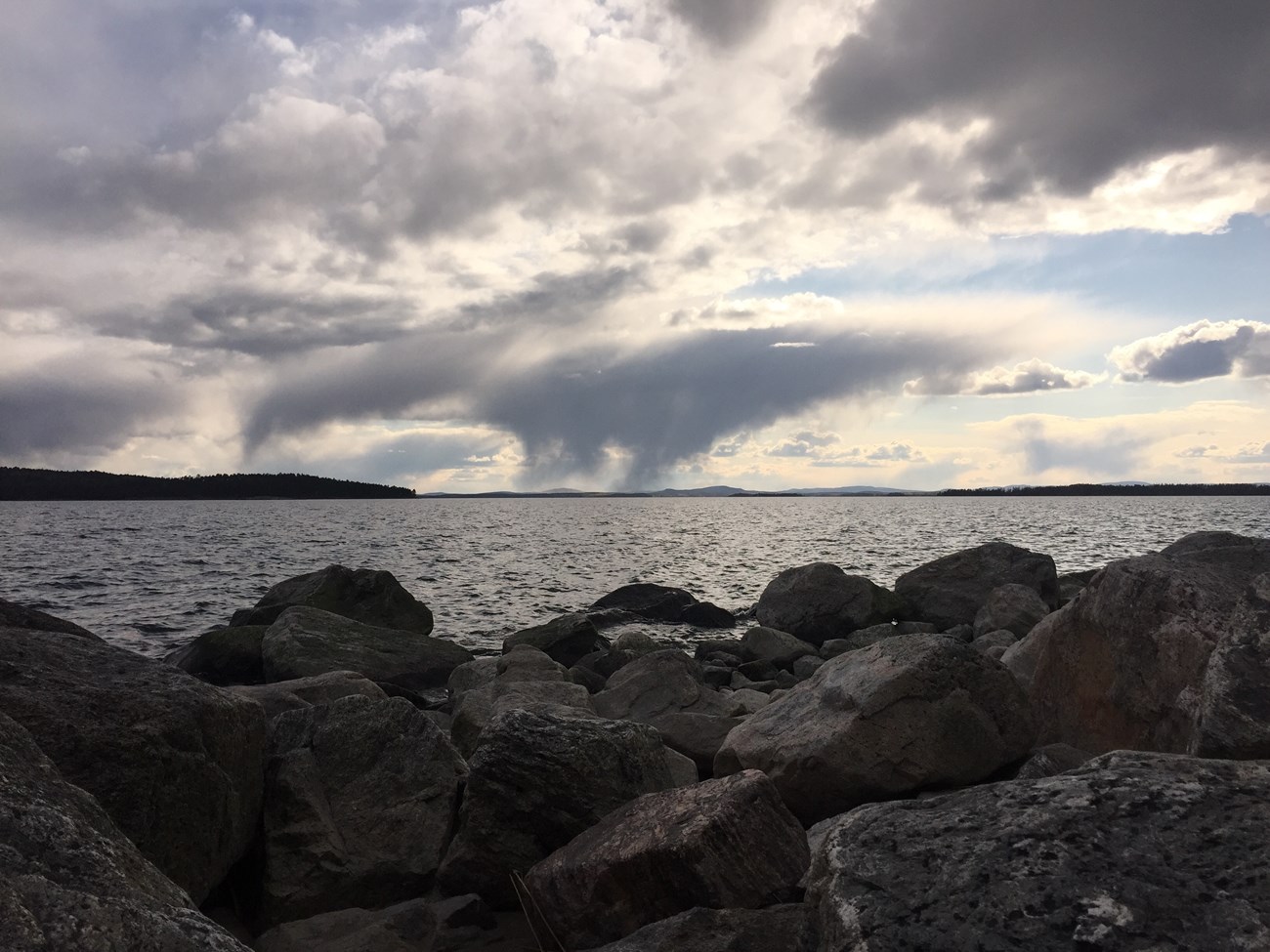 Abendszene auf der Halbinsel Hornslandet knapp nördlich von Hudiksvall (Schweden, Ostküste), Mai 2020 