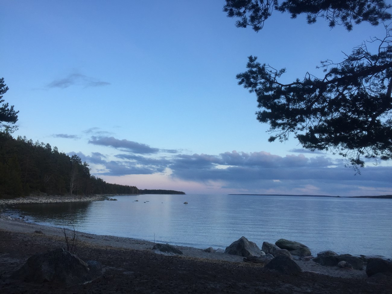 Im Hochsommer kann man hier sicher gediegen baden gehen, auf der Halbinsel Hornslandet knapp nördlich von Hudiksvall (Schweden, Ostküste), Mai 2020