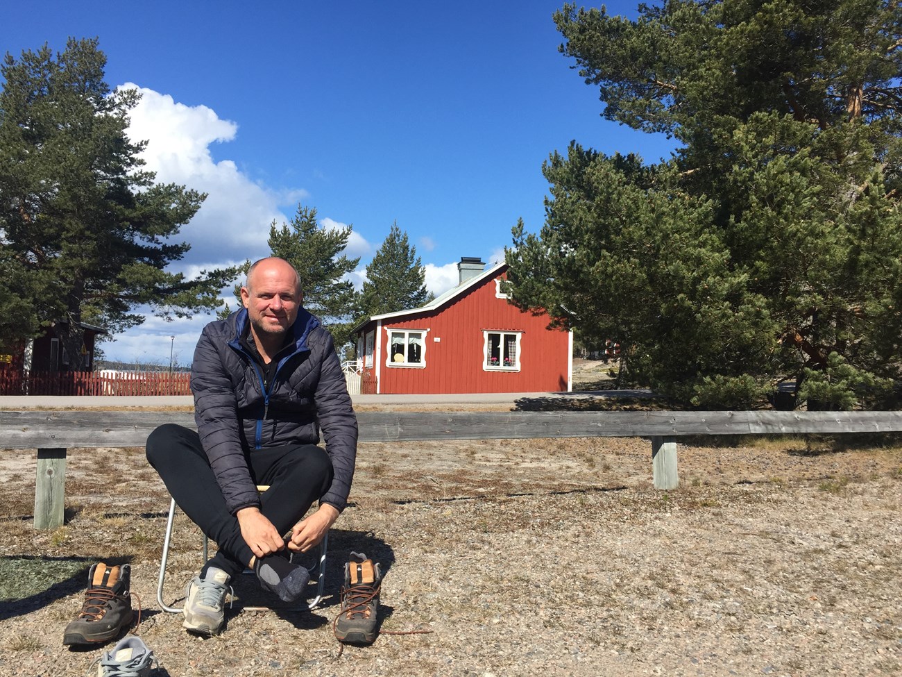 Tomasz schnürt seine Wanderschuhe, gleich geht´s los
