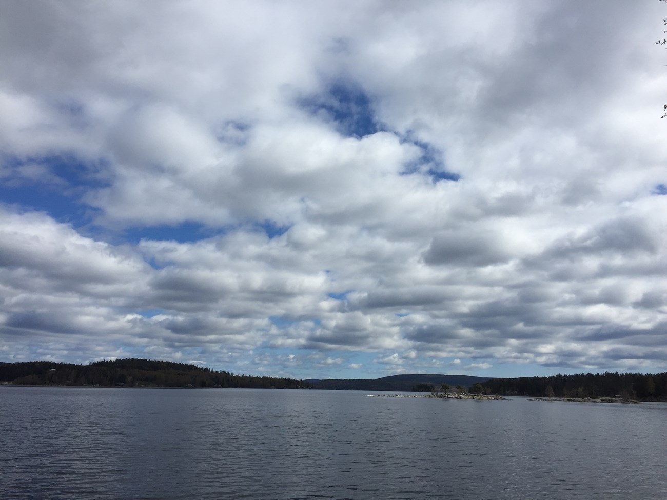 Blick vom Frühstücksplatz aus über einen See in Mittel- bis Nordschweden 