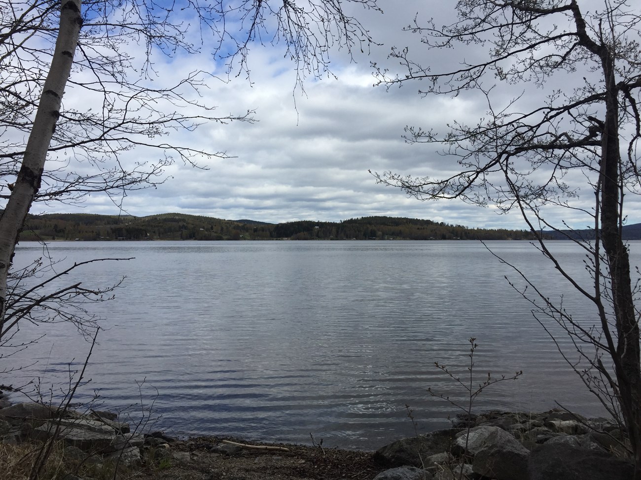 Blick vom Frühstücksplatz aus über einen See in Mittel- bis Nordschweden