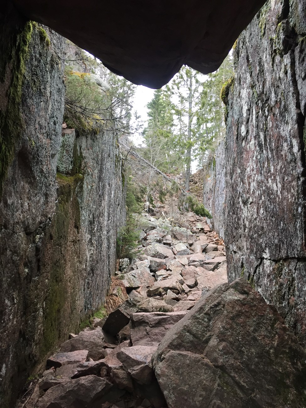 Die Wanderung ist abwechslungsreich und kurzweilig, hier geht es ausnahmsweise mal nicht bloß "über" sondern auch "unter" Stock und Stein...
