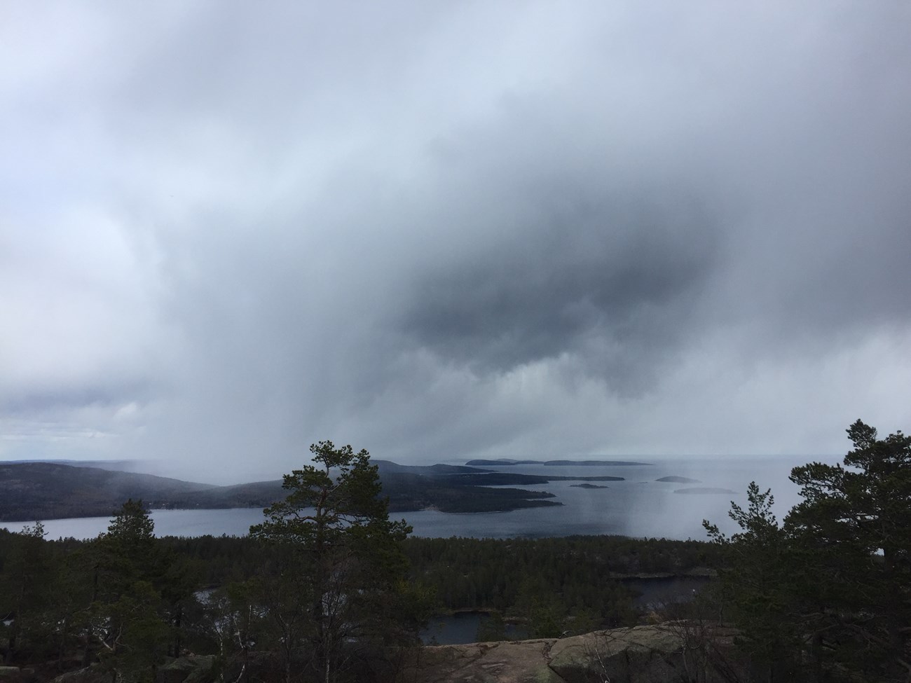 Zunächst gilt es, die Aussicht über den Bottnischen Meerbusen zu genießen (ehe es weiter zu einem der absoluten und als solches ausgewiesenen Highlights des Skuleskogens Nationalpark, dem "Slåttdalsskrevan", geht