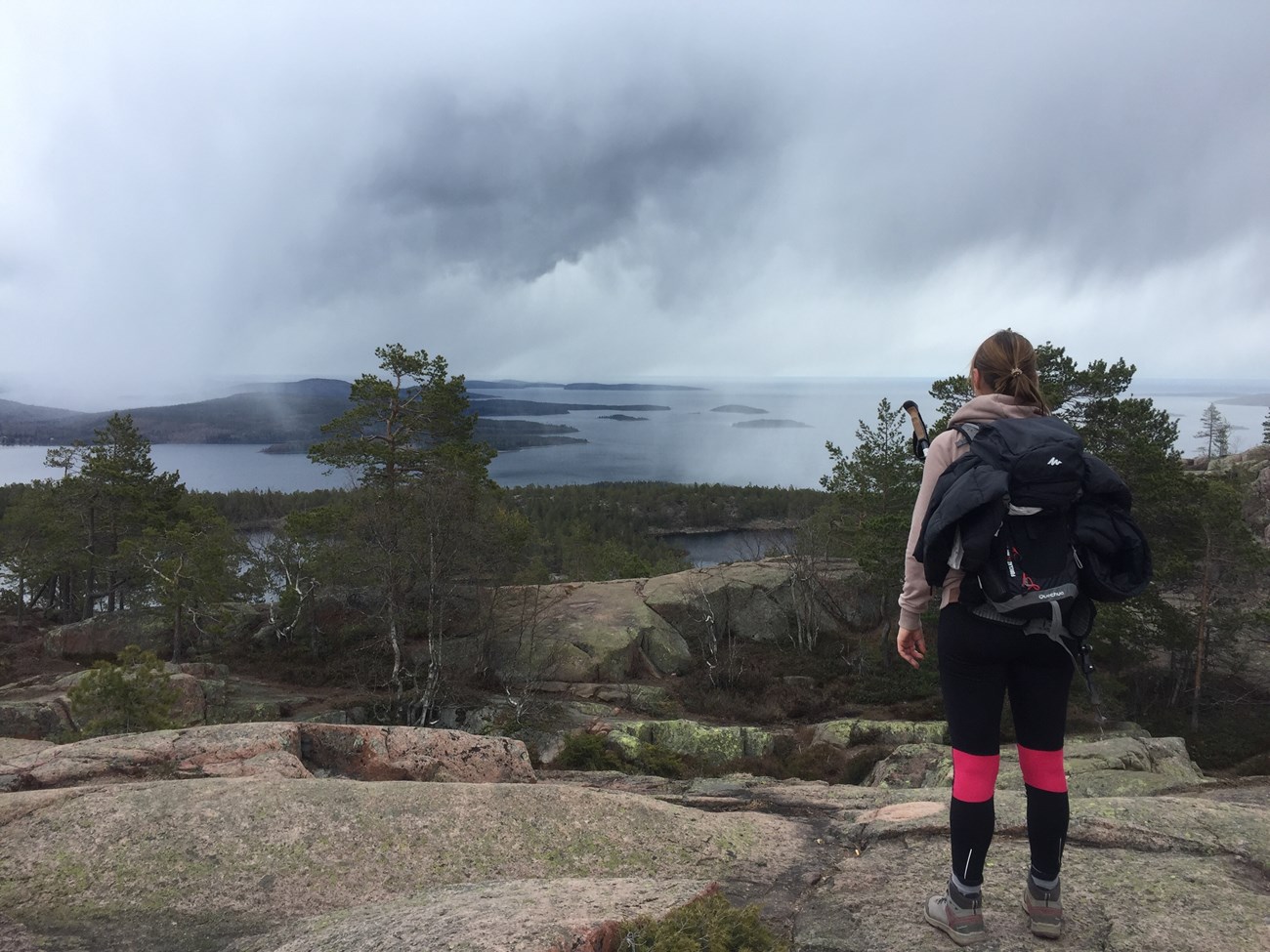 BH geniesst die Aussicht über den Bottnischen Meerbusen (ehe es wenige Gehminuten später weiter zu einem der absoluten und als solches ausgewiesenen Highlights des Skuleskogens Nationalpark, dem "Slåttdalsskrevan", geht)