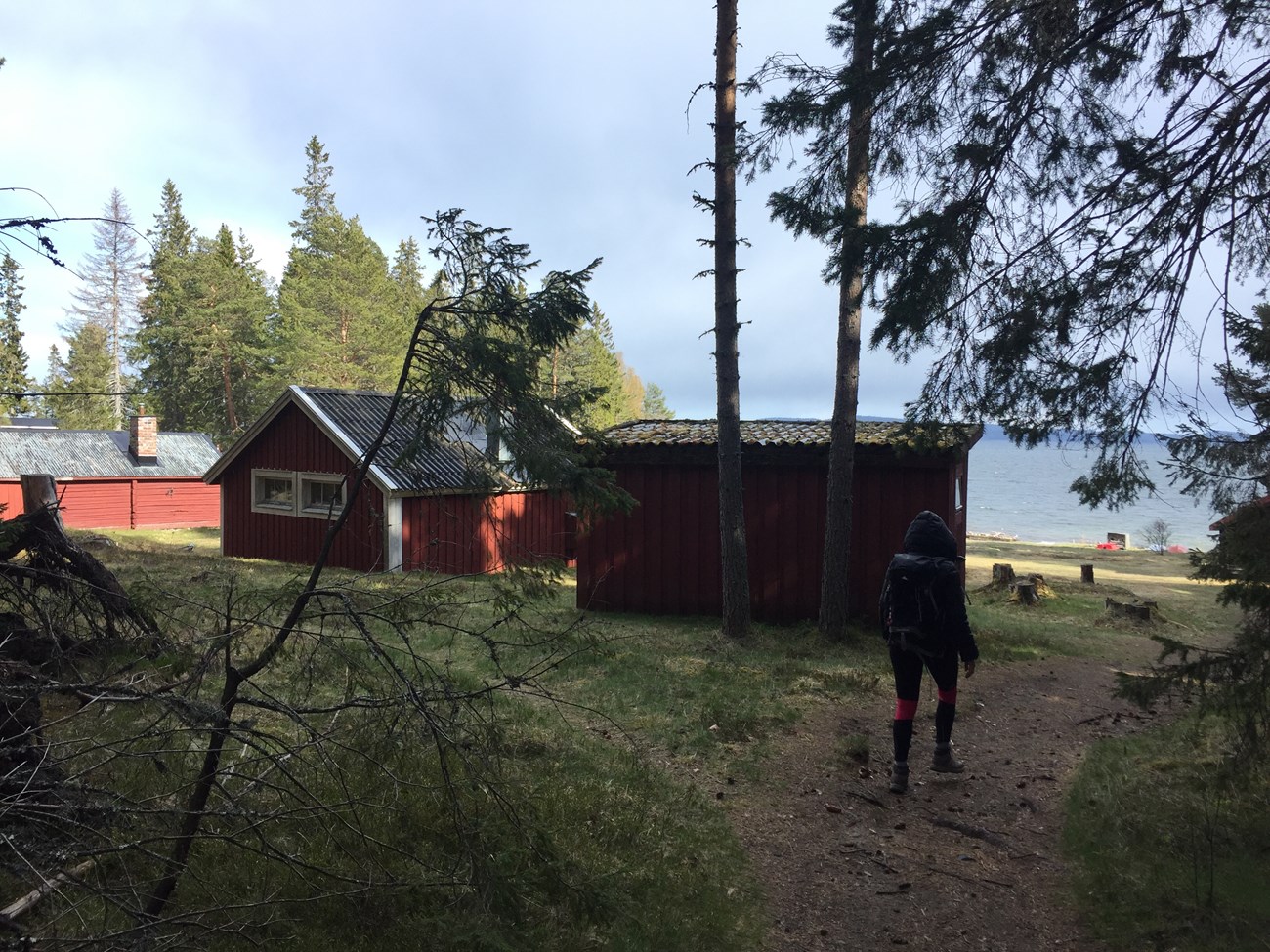 Ansammlung hyggeliger Hütten im Skuleskogens Nationalpark 
