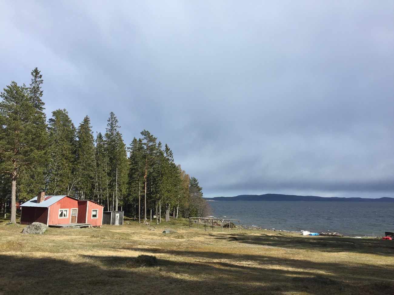 Unterwegs im Skuleskogens Nationalpark; auf der Veranda der roten Hütte lassen BH und ich uns gleich für eine Weile die Sonne und den gesamten Style genießend nieder
