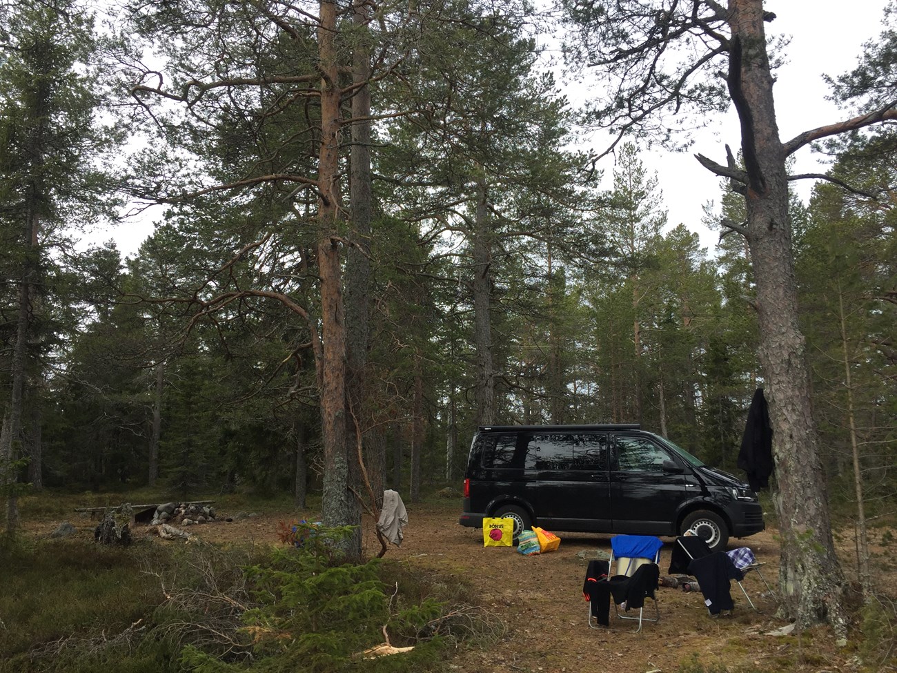 Das ist mal wieder einer der Übernachtungsplätze der Premium-Kategorie: irgendwo in Nordschweden (den exakten Ort habe ich vergessen) werden wir nach einer maximalst erholsamen Nacht wach und freuen uns 