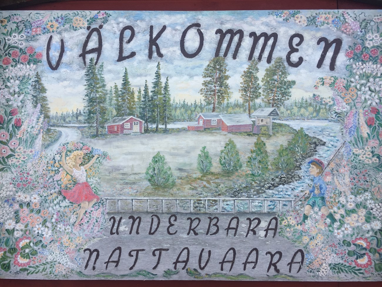 Willkommen in Nattavaara; hier ist alles zweisprachig beschildert (Lappland)