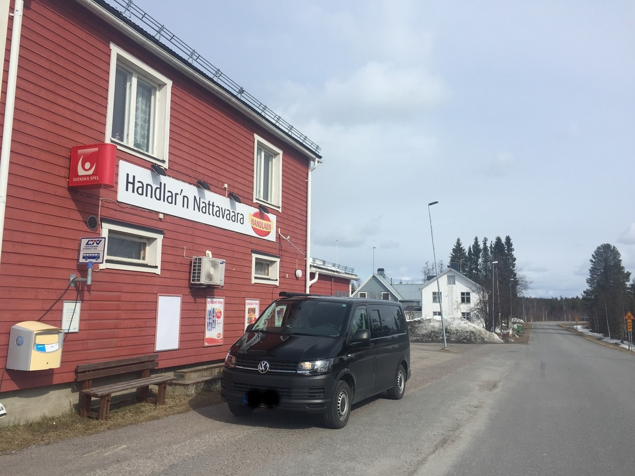 Handlar´n Nattavaara; der erste "Supermarkt" seit vielen Stunden Fahrt hat noch geschlossen und muss auf unseren Einkauf verzichten