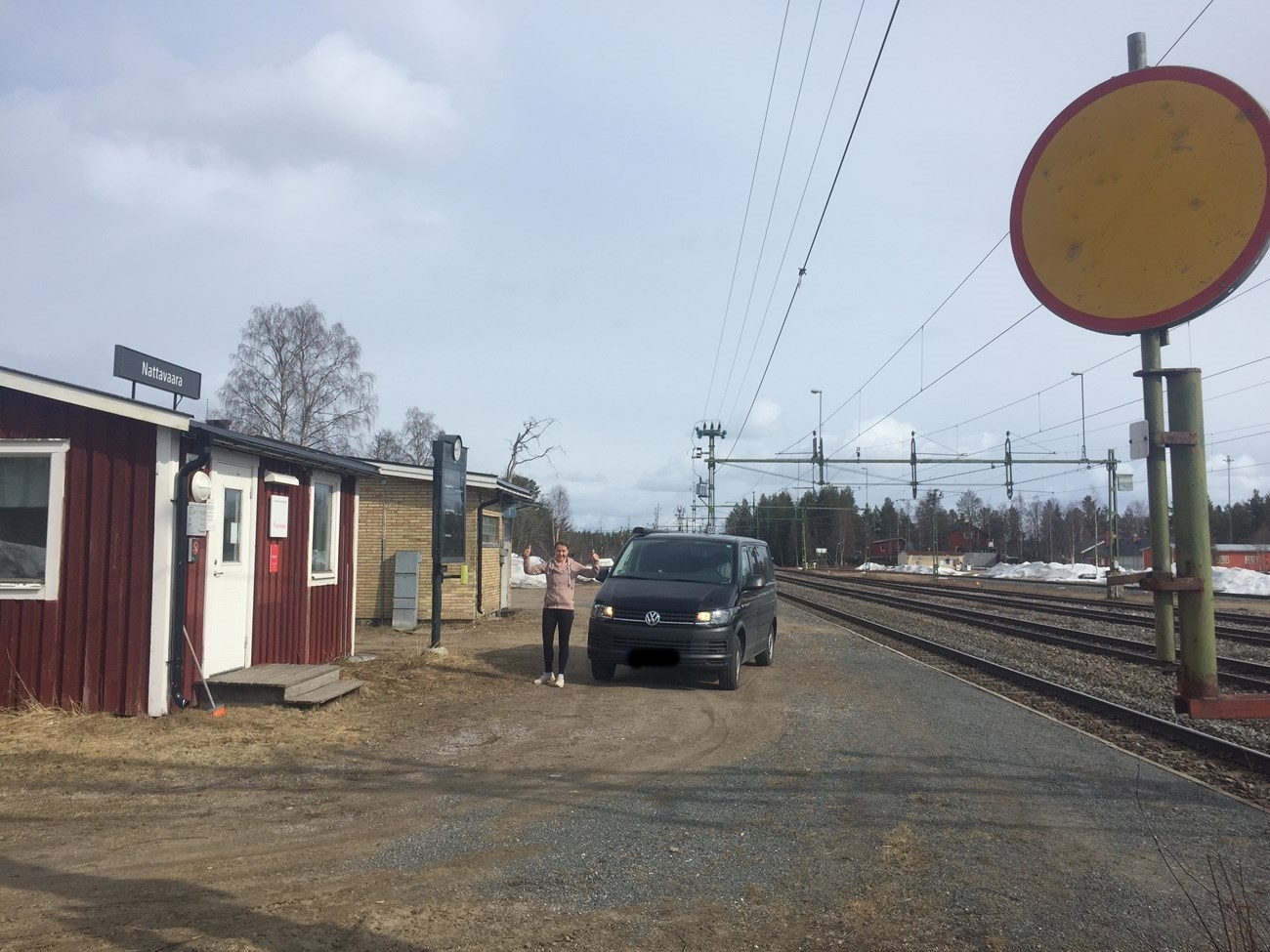 Nattavaara, Bahnhofs-Style nah dran an der Perfektion: BH zeigt völlig zu Recht zwei Daumen nach oben