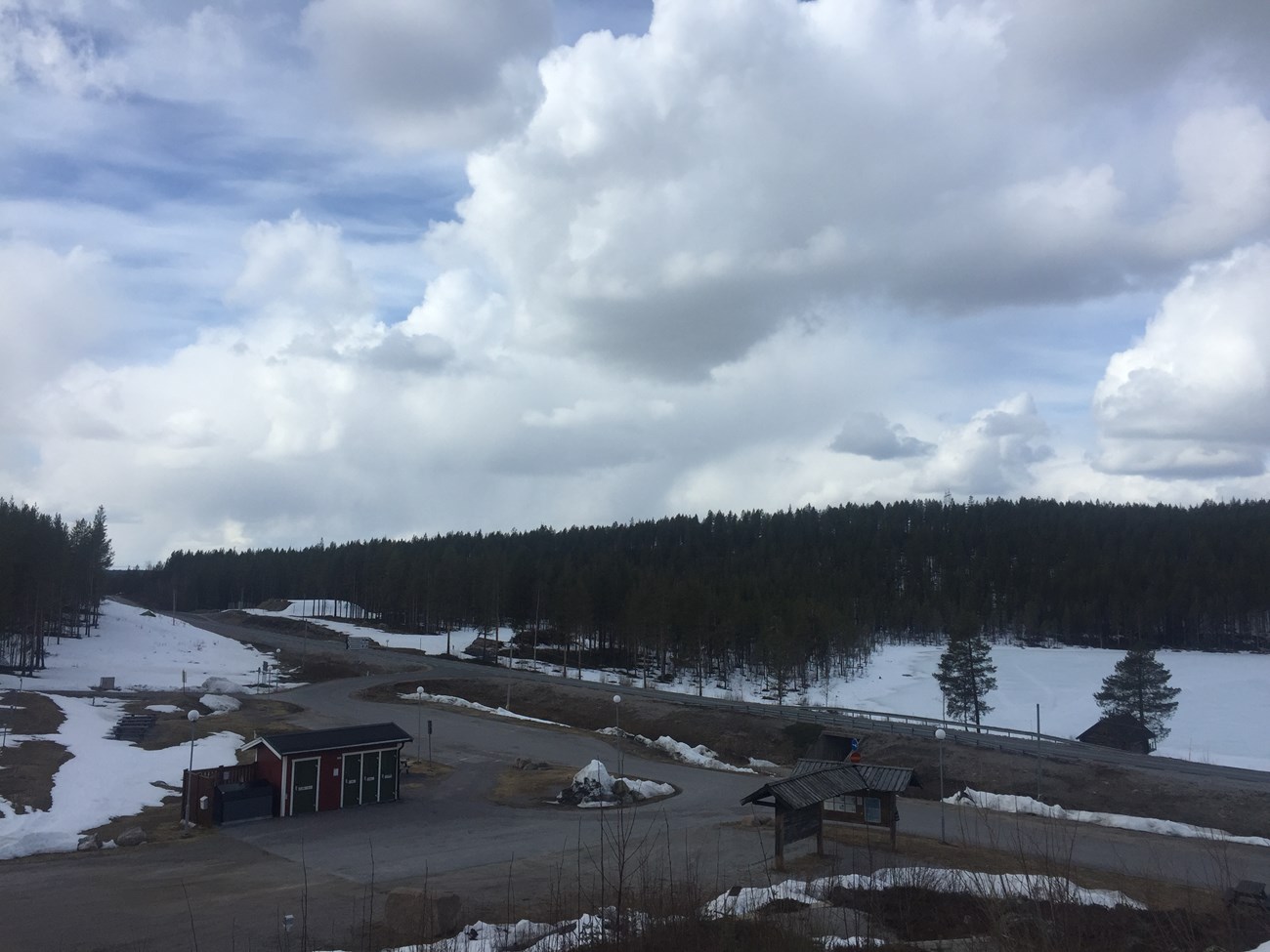 Polarkreis-Info-Zentrum an der E45 aka dem sogenannten "Inlandsvägen" in Nordschweden (kurz vor Jokkmokk) im Mai 2020