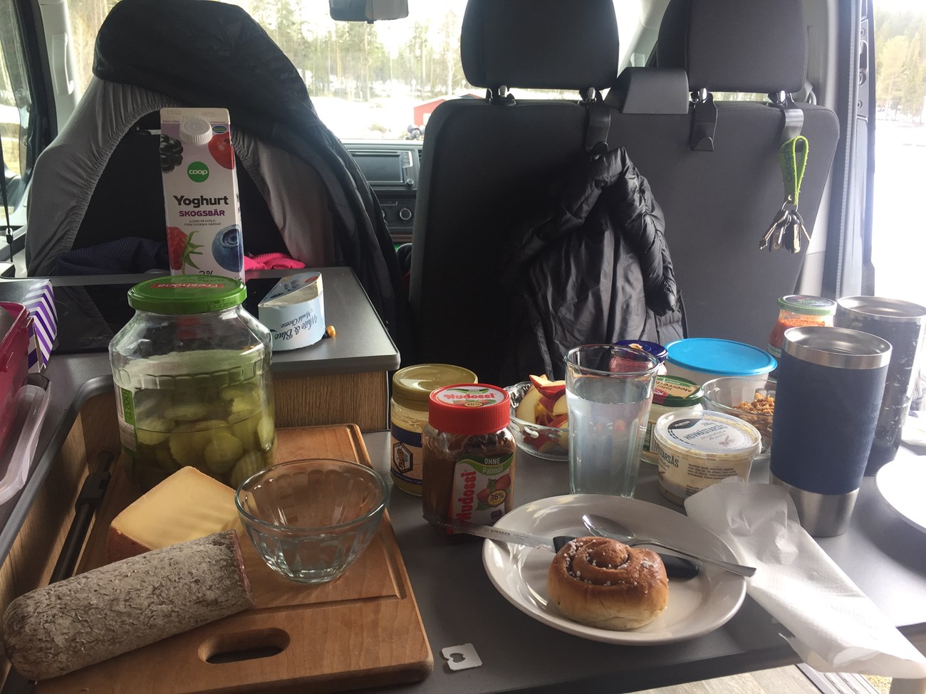 Wie auf diesem Trip üblich fulminantes Frühstück, in diesem Fall unmittelbar am Polarkreis (an der E45, dem sogenannten Inlandsvägen)