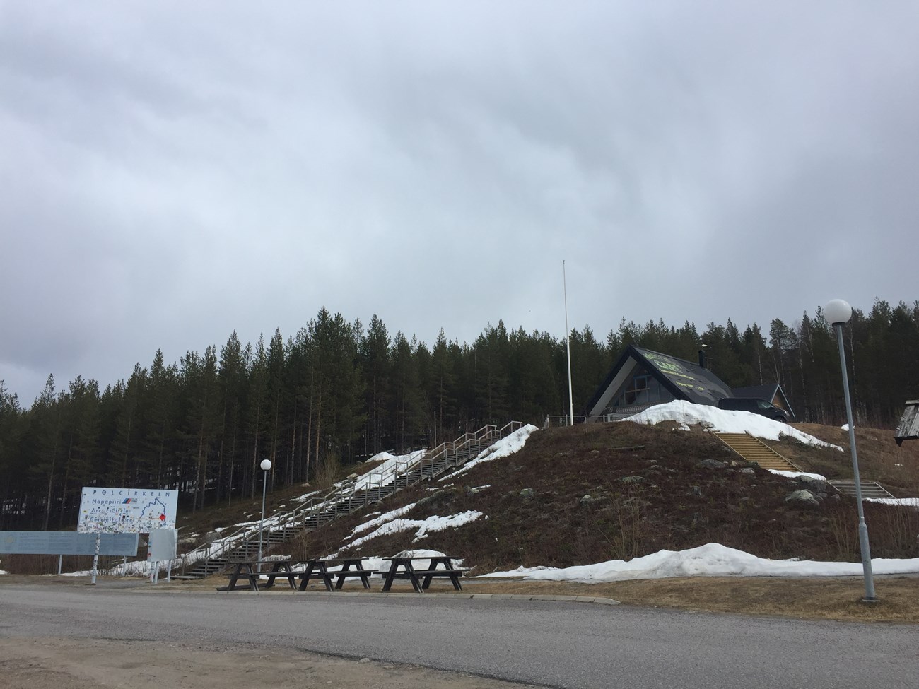 Polarkreis-Info-Zentrum an der E45 aka dem sogenannten "Inlandsvägen" in Nordschweden (kurz vor Jokkmokk) im Mai 2020; oben bei der Bude erkennt das trainierte Auge unseren Bus, in dem wir bis eben gebrunched haben