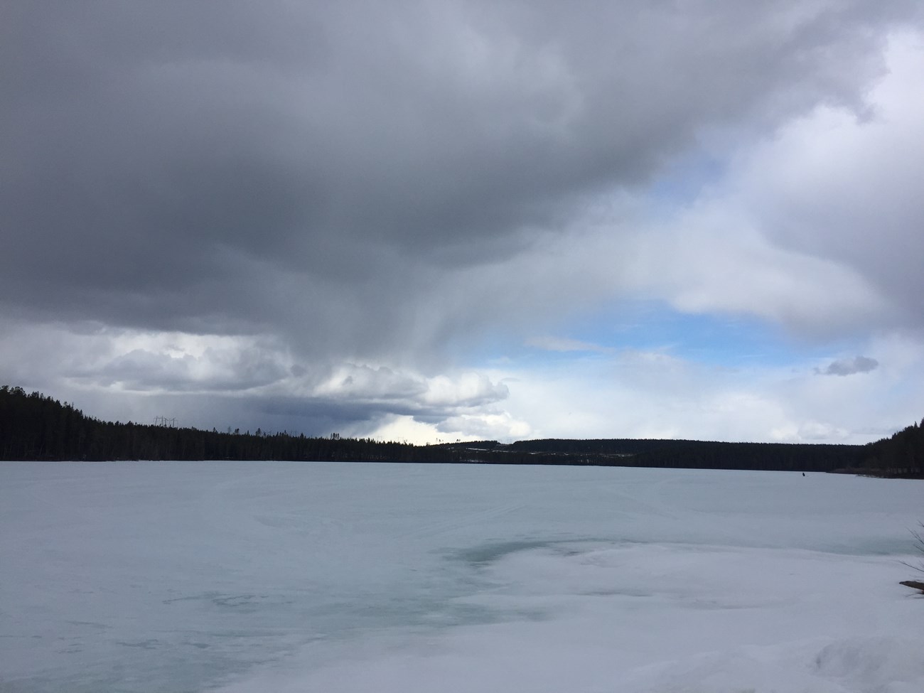 Zugefrorener wie verschneiter See beim Polarkreis-Info-Zentrum an der E45 (dem sogenannten "Inlandsvägen", der schnellsten Route zum Nordkapp)