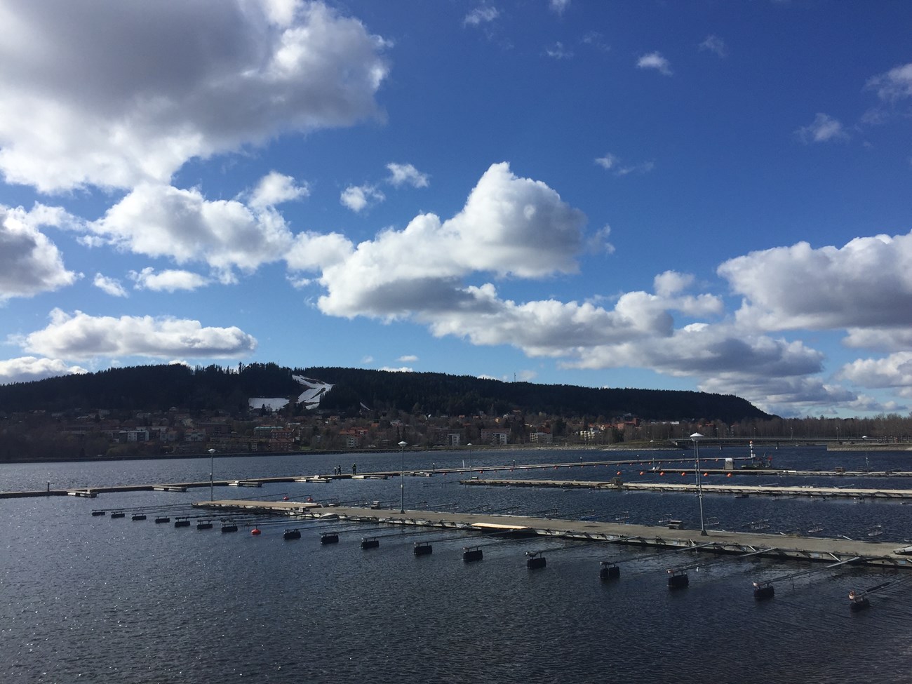 Östersund, unterwegs am Ufer des fünftgrößten Sees Schwedens, am Storsjön (Mai 2020) 