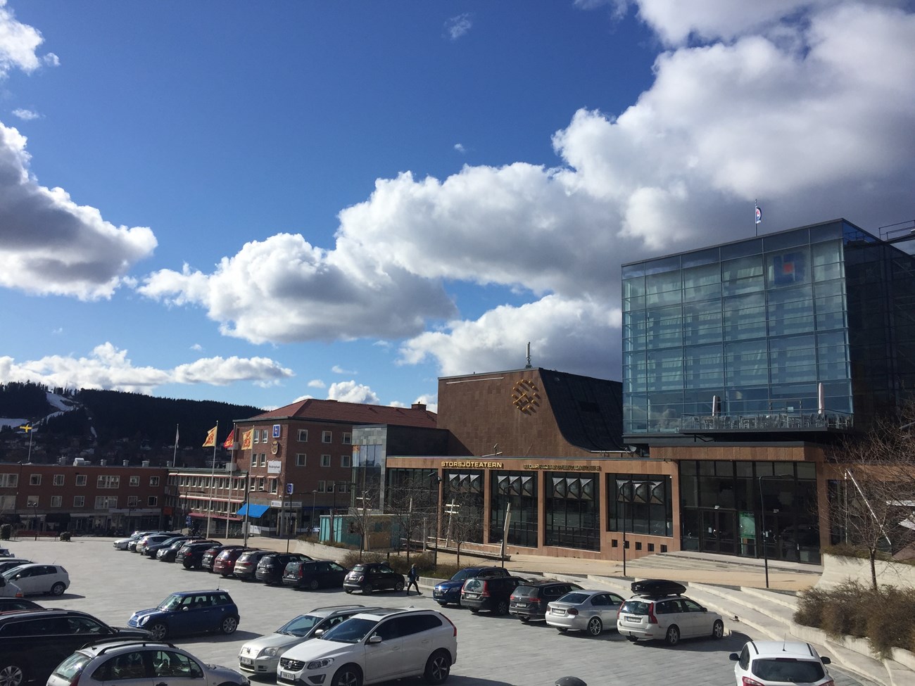 Theater von Östersund, benannt nach dem See, an dessen Ufer BH und ich eben noch herumgelatscht sind