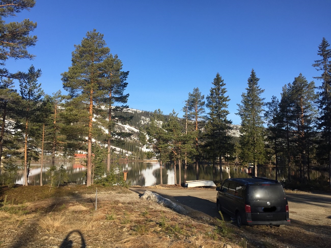 Bus in Übernachtungs-Park-Position am Svartåstjärnen