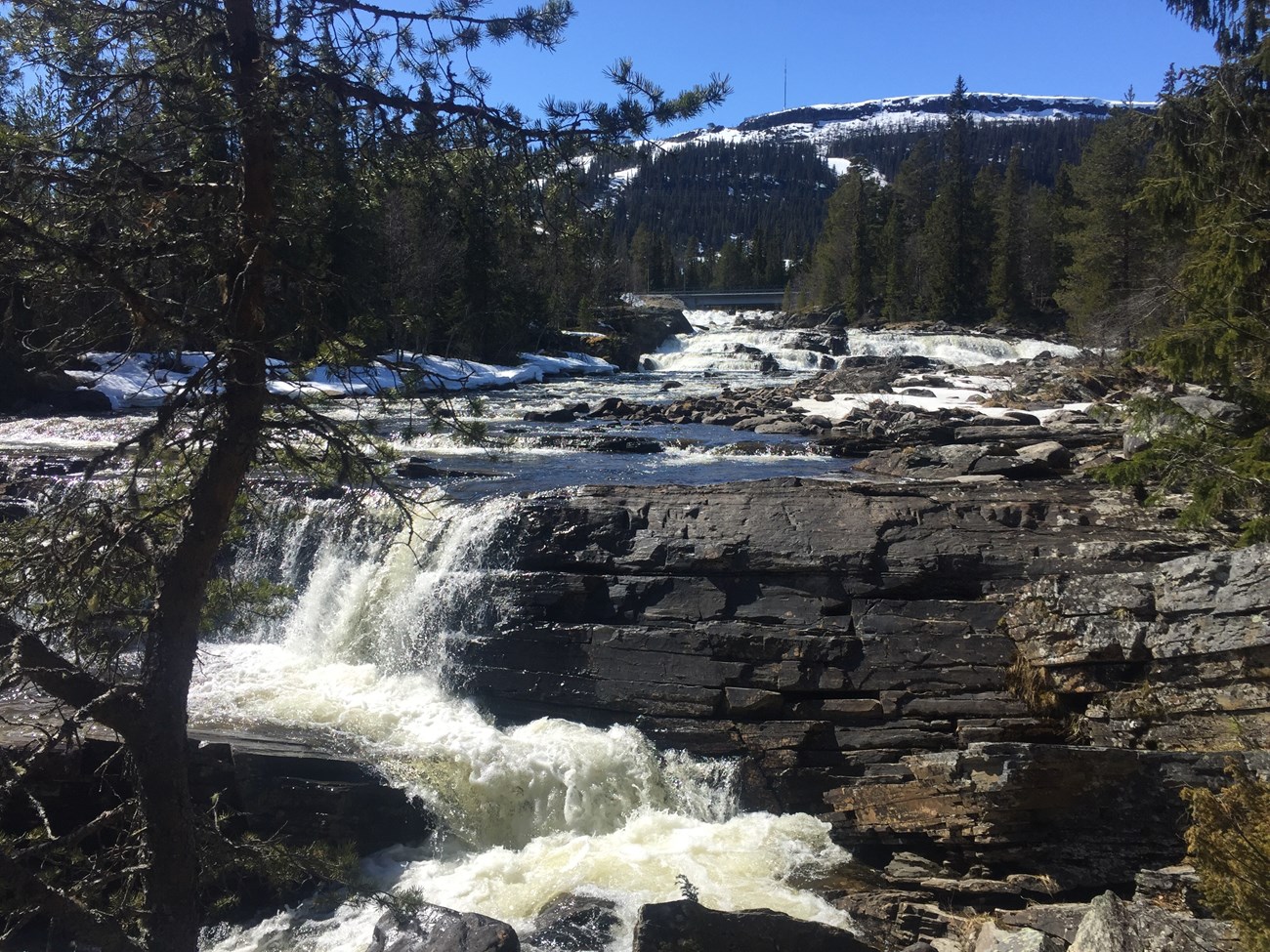 Wasserfall bei Funäsdalen (Schweden, im Mai 2020)