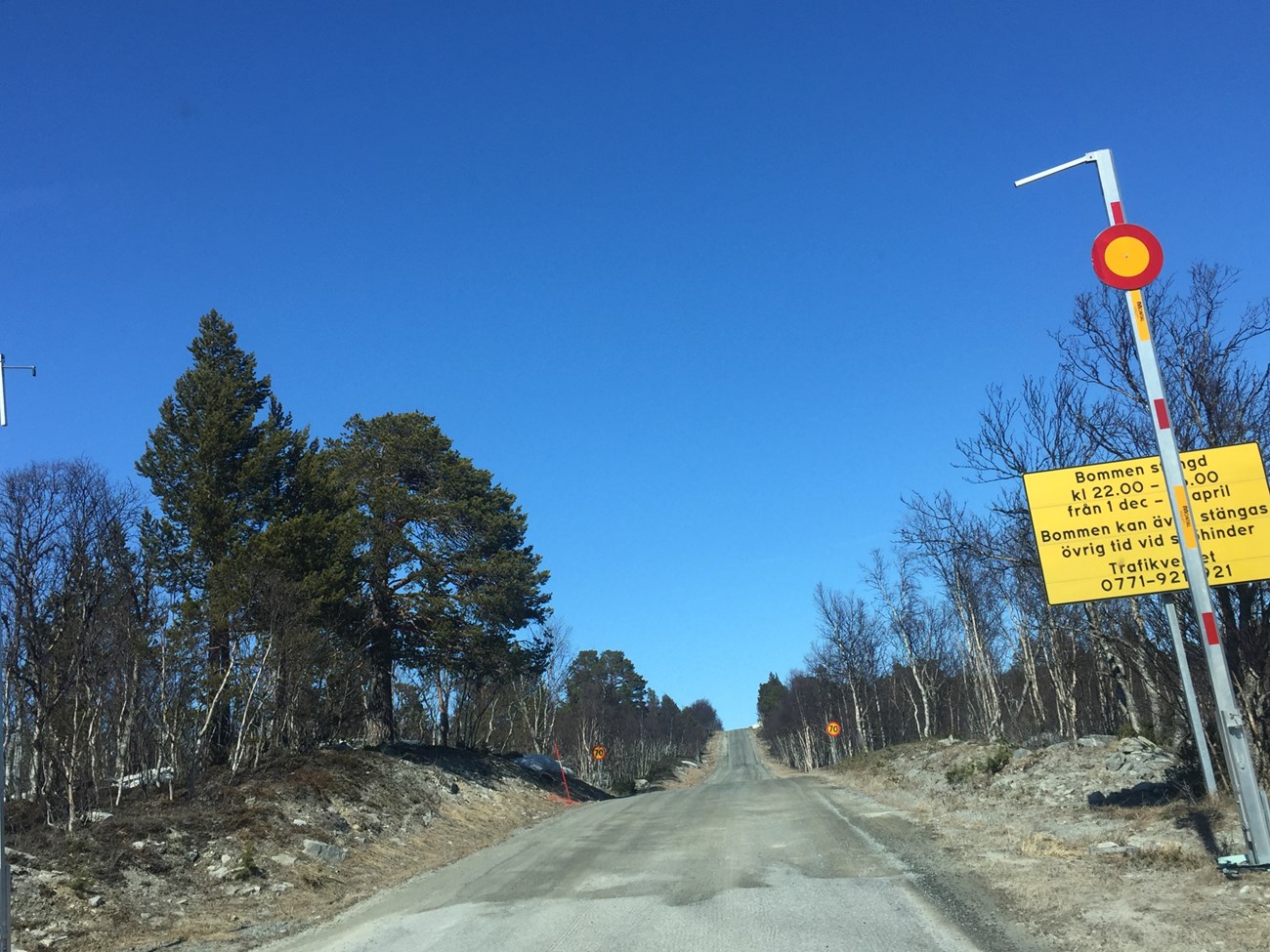 Die Passstraße ist befahrbar, der Schlagbaum steht senkrecht nach oben und die Fahrbahn geräumt - sauber! 