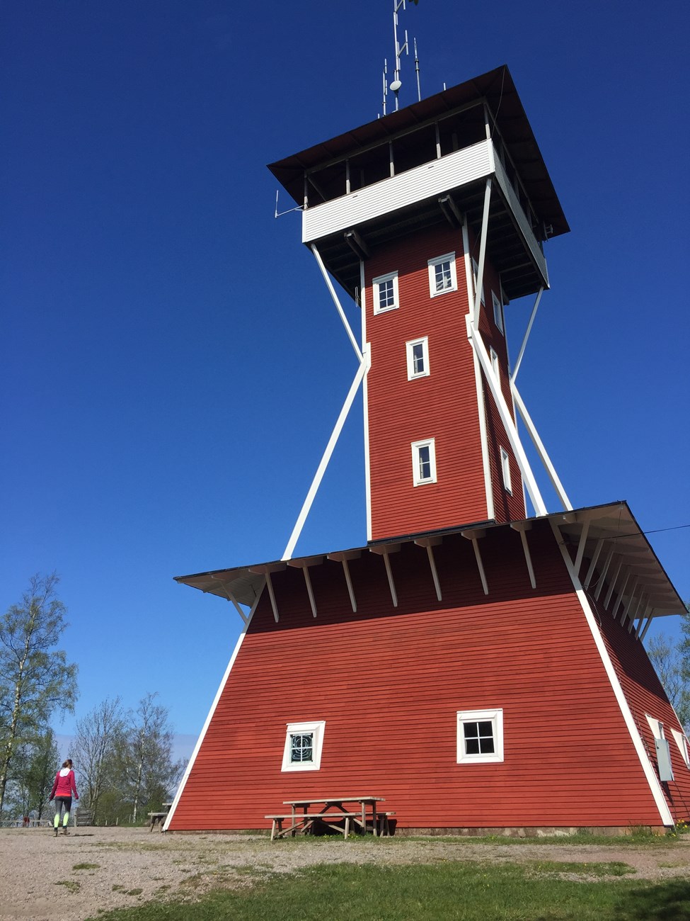 "Kinnekulle Utsiktstorn" (mutmaßlich einen Top-Blick nicht nur über den Vänernsee bietender, zum Zeitpunkt unseres Besuches allerdings leider geschlossener Aussichtsturm) 