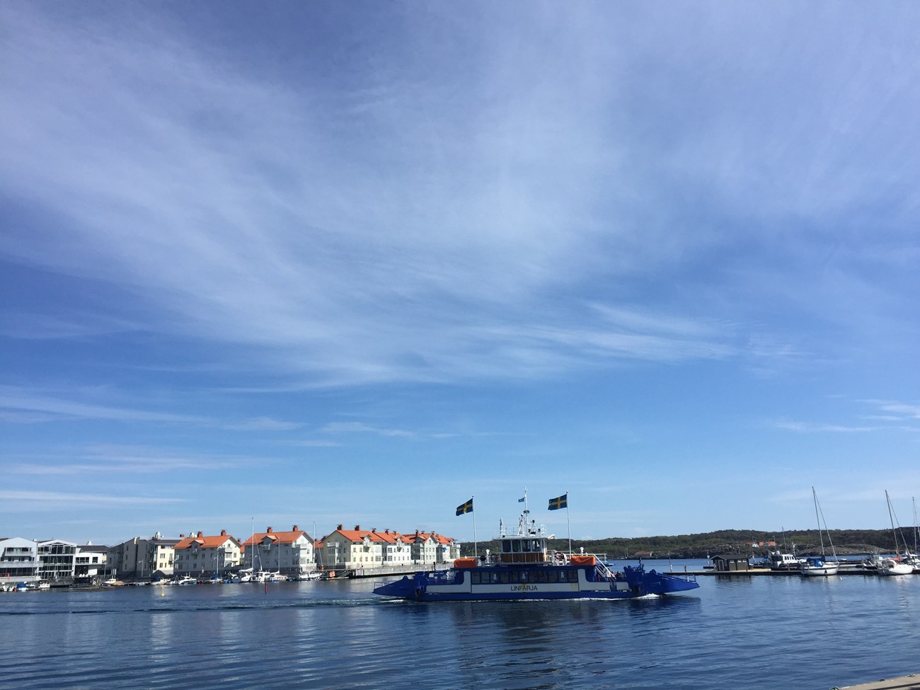 Hafen vom Marstrand: Fähre zwischen Insel und Festland