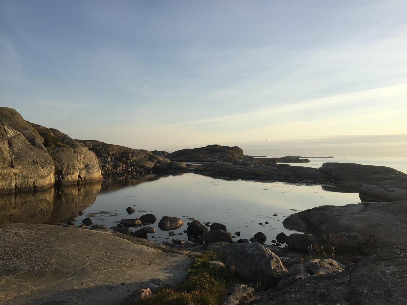 Abendstimmung an der typisch schwedischen Schärenküste, in diesem Fall im nördlichen Göteborger Schärengarten