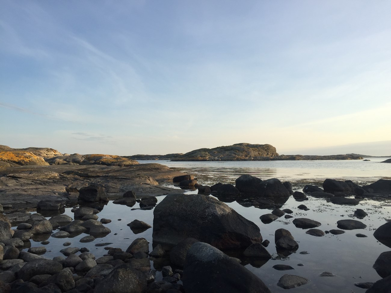 Abendstimmung an der typisch schwedischen Schärenküste, in diesem Fall im nördlichen Göteborger Schärengarten