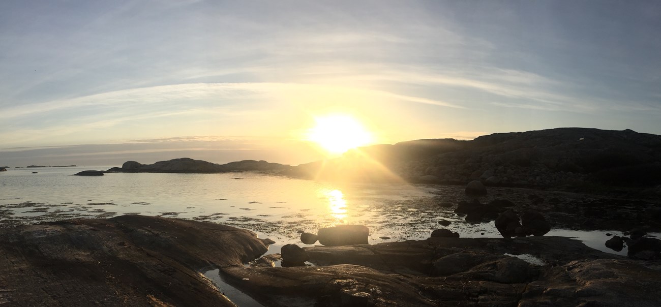 Sonnenuntergang an der typisch schwedischen Schärenküste, in diesem Fall im nördlichen Göteborger Schärengarten