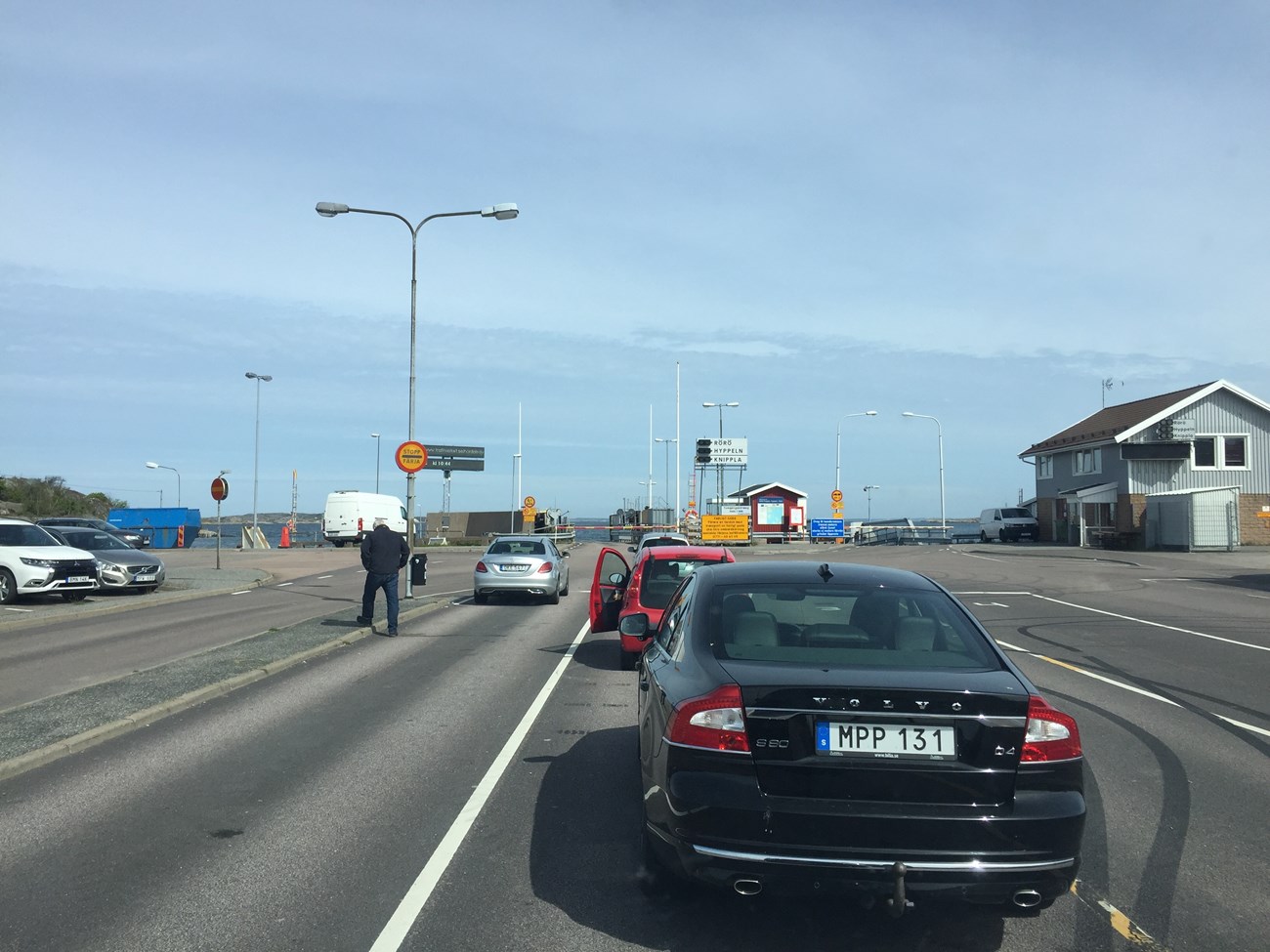 Warten auf die Abfahrt der Fähre zur Insel Rörö