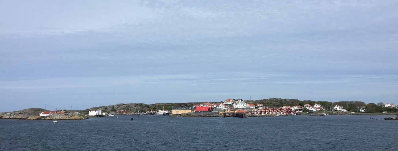 Blick auf den Hafen der Insel Rörö