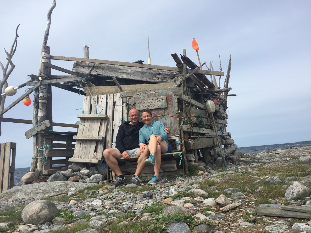 BH und ich finden die Kaschemme cool und so setzen wir uns in den Windschatten (Insel Rörö)