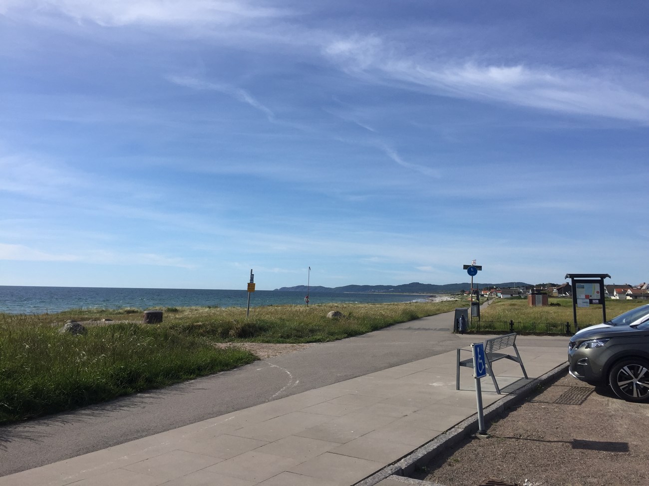 Völlig legal und dennoch gratis nutzbar, dieser Übernachtungsparkplatz direkt am Strand; typisch Schweden