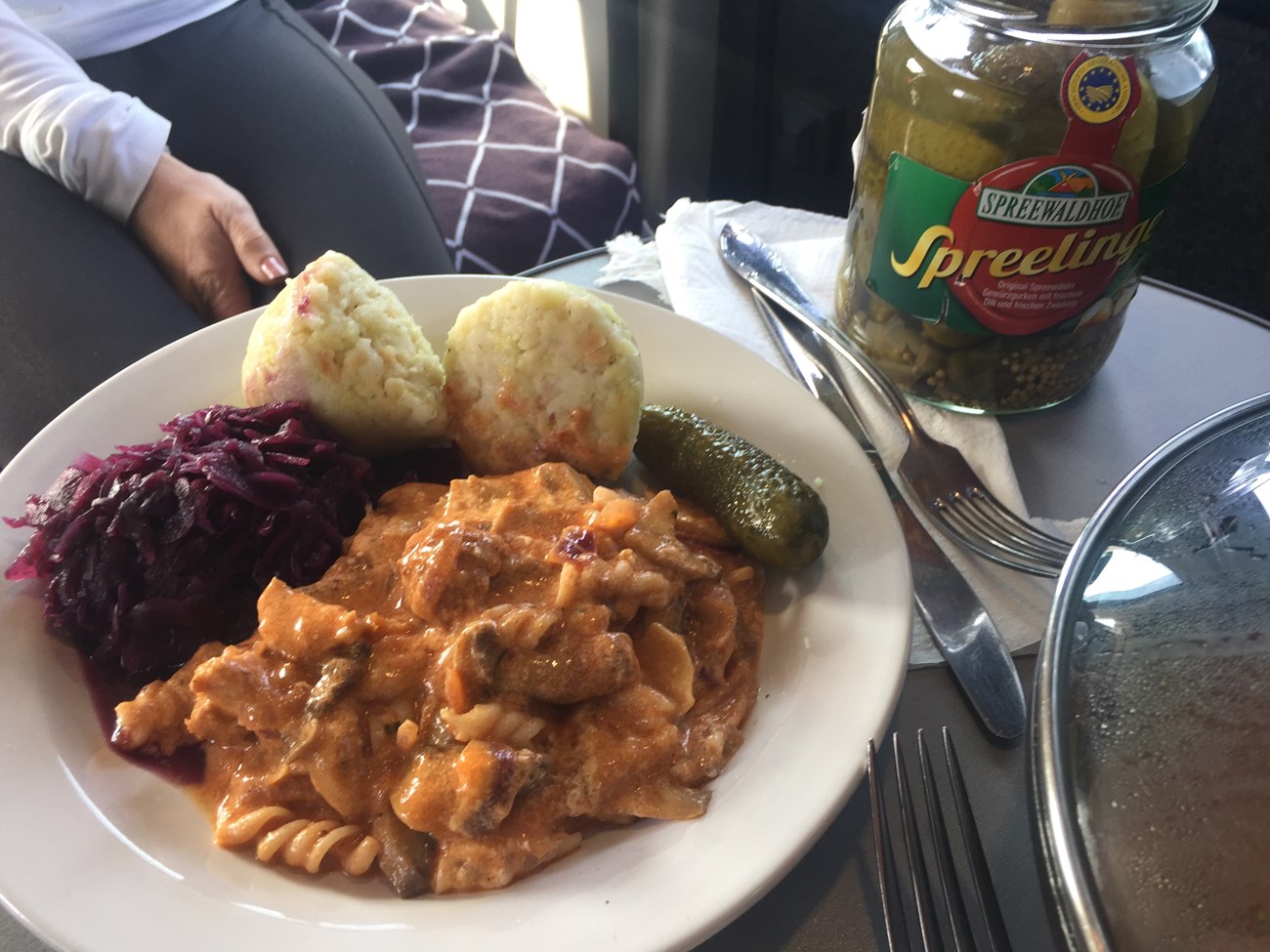 Weiß zu begeistern: unser gerade eben gezaubertes, typisch deutsche Essen - stilecht serviert am schwedischen Ostseestrand