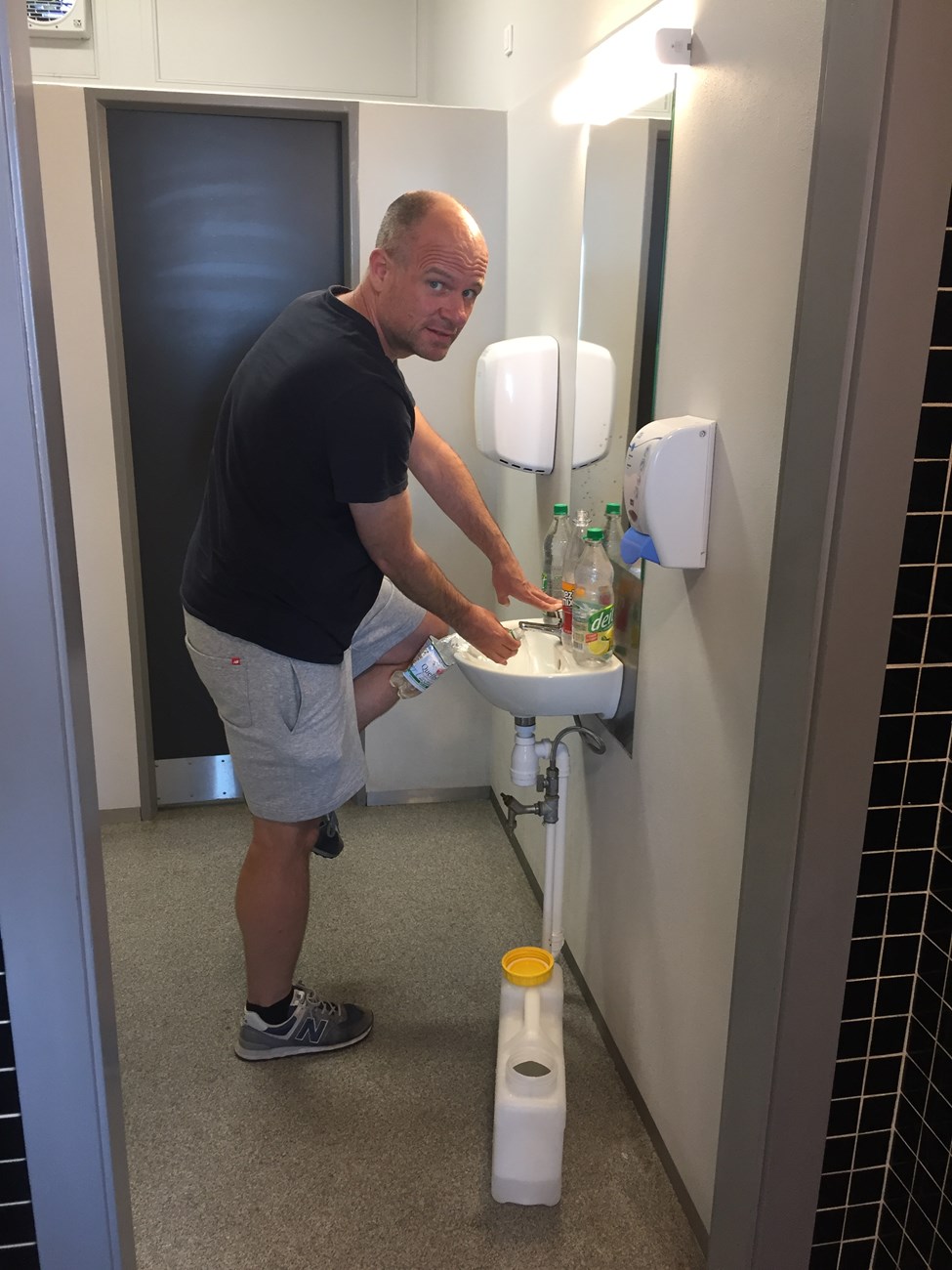 "Mühsam ernährt sich das Eichhörnchen" kann man in diesem Fall des beknackt-niedrigen Wasserhahns wegen sagen...