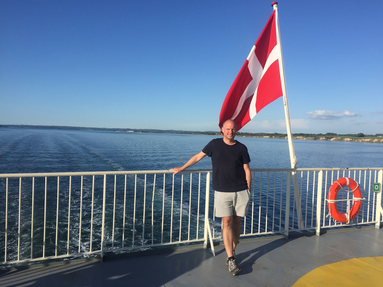 Tomasz erfreut sich an der schönen Fährüberfahrt von Bøjden nach Fynshav