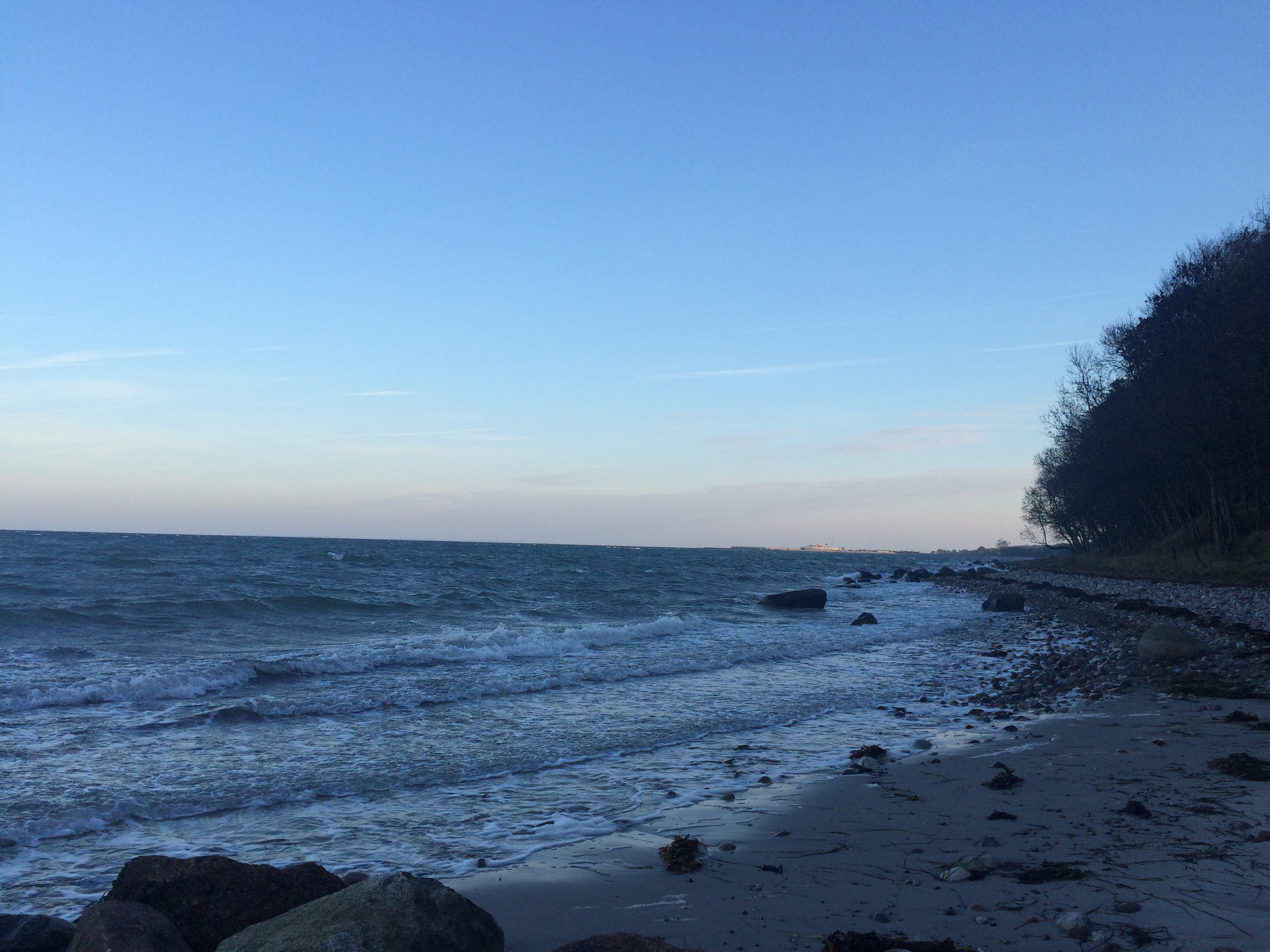 Naturbelassener Strand beim ehemligen Top-Penn-Platz am Leuchtturm namens "Taksensand Fyr" (das Foto wurde übrigens Mitte Oktober 2015 aufgenommen) 