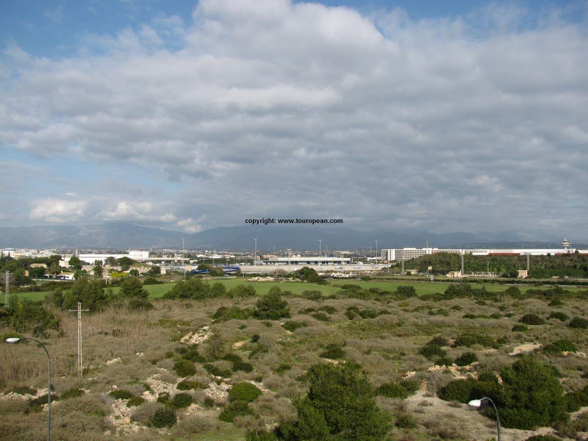Blick vom Hotel Roc Leo auf den Flughafen von Palma und die blaue Fußgängerbrücke über die Autobahn