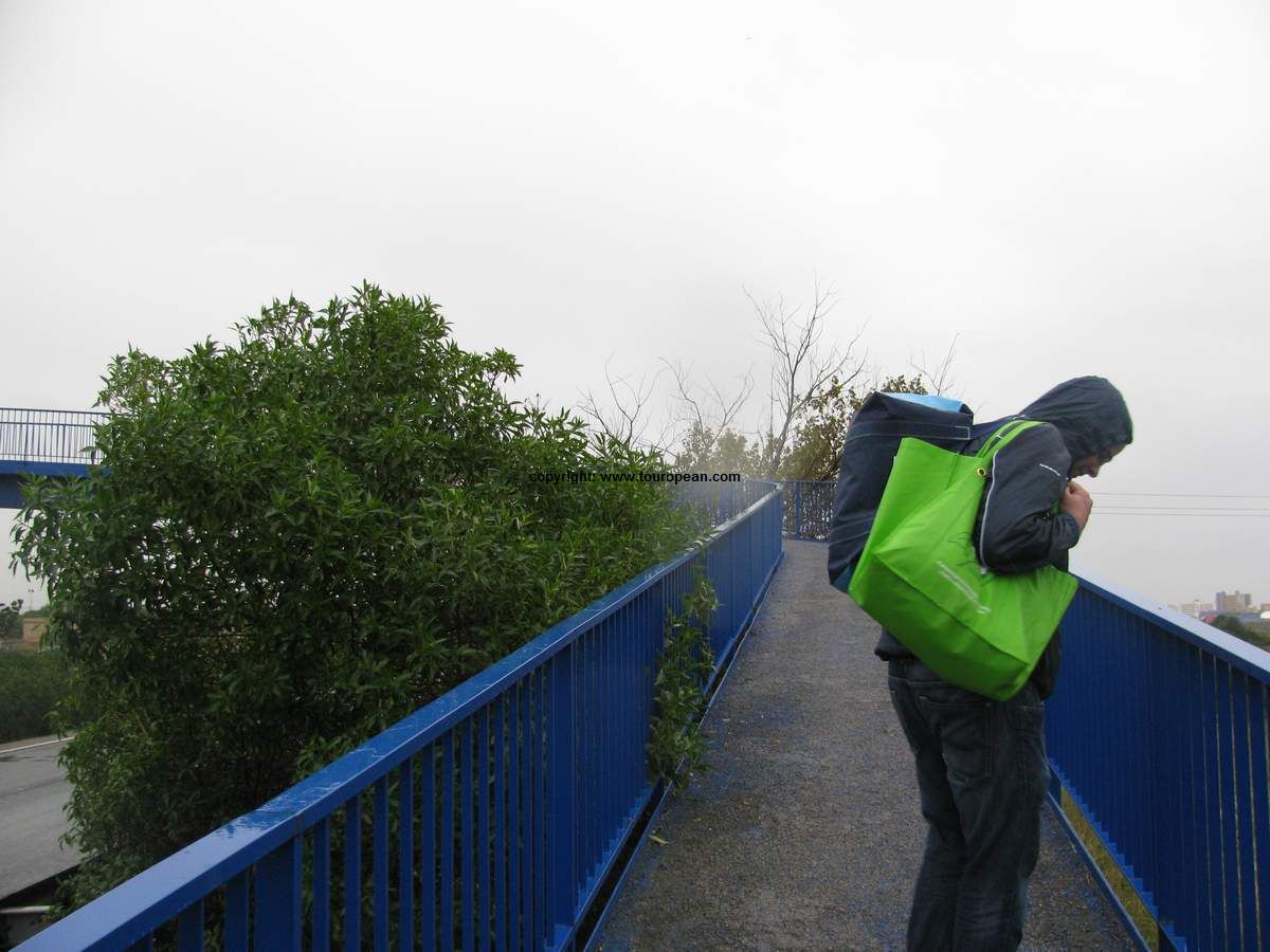 Buzz auf der blauen, stählernen Fußgängerbrücke über die Autobahn von Palma nach Llucmayor