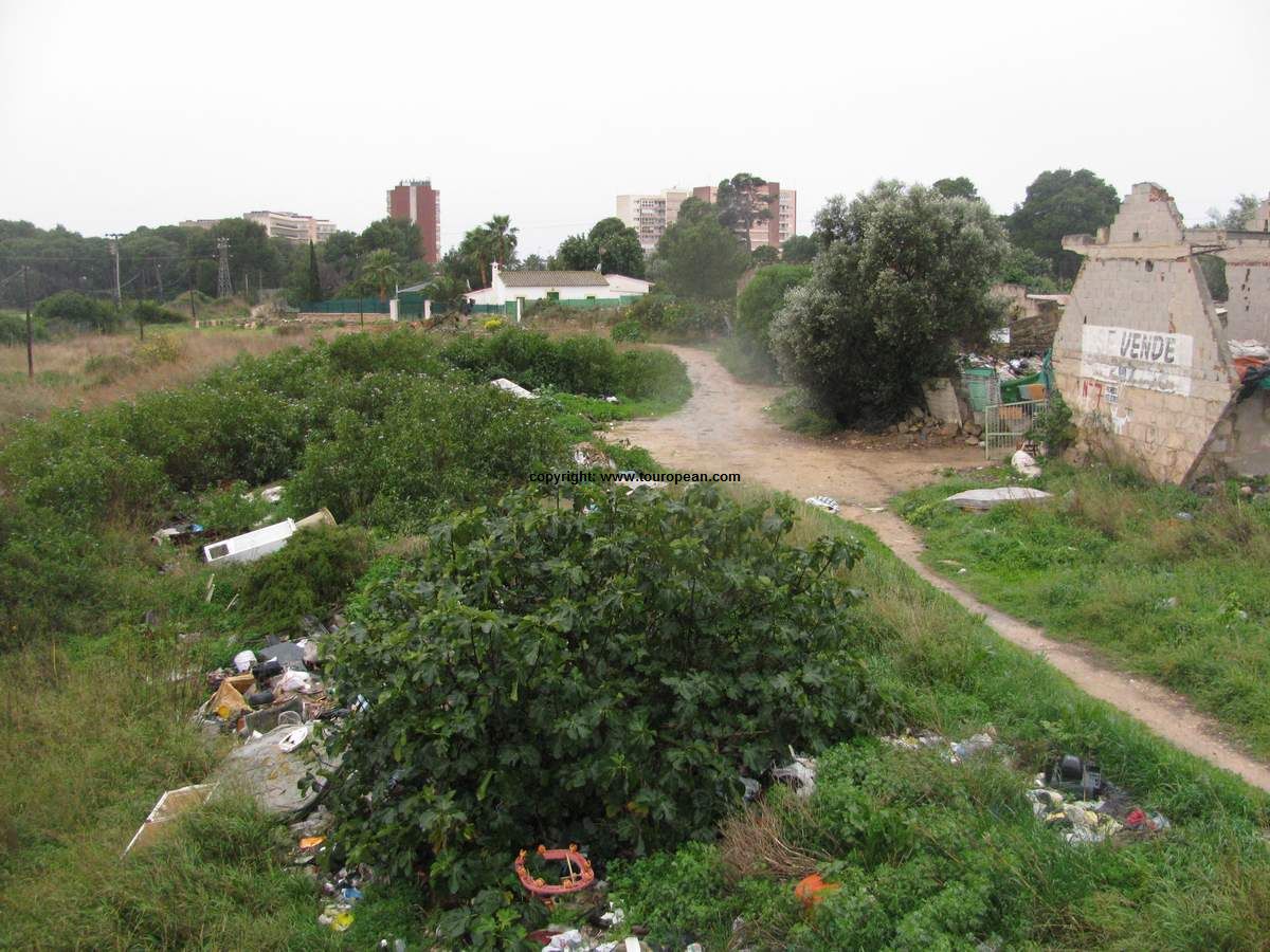 Seltsame, aber ungefährliche Gegend auf dem Fußweg vom Flughafen Palma de Mallorca nach Can Pastilla