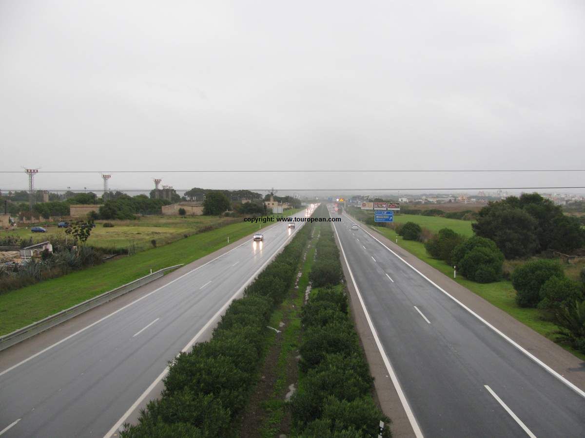 In der Mitte der Fußgängerbrücke, über der Autobahn Palma de Mallorca - Llucmayor