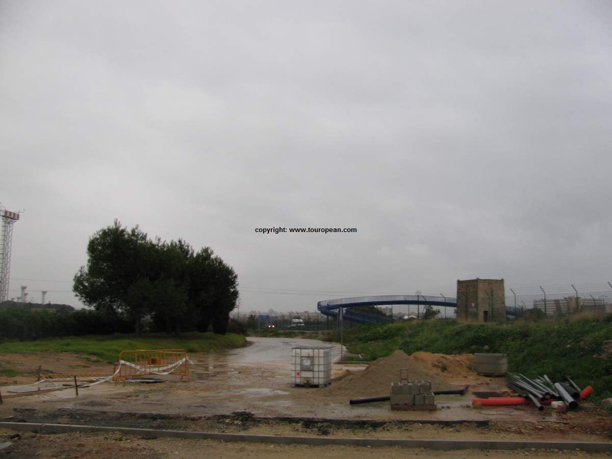 Blick aus dem Büdchen am Flughafen von Palma de Mallorca auf die Fußgängerbrücke
